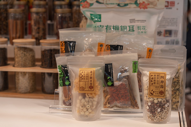 3. 「食在健康館」展示即飲功能性產品，包括鱸魚精、滴雞精、高蛋白飲品、康普茶、養生漢方飲品及美容飲品等。（貿協提供）
