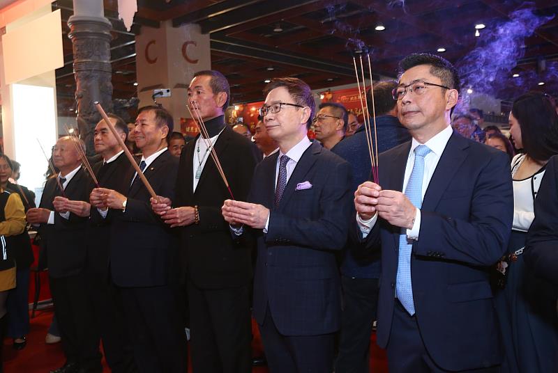 2. 2026世貿年貨大展主要參與團隊長官、現場工作團隊、廠商和信眾紛紛合十參拜，恭迎北港媽祖駐駕。圖為外貿協會董事長黃志芳（右2）、北港朝天宮董事長蔡咏鍀（右3）、外貿協會副董事長陳昱凱（右1）、國策顧問暨中華民國電器商業同業公會全國聯合會理事長廖全平（左3）、上聯國際展覽有限公司總經理時醒華（左2）、臺灣機械工業同業公會副理事長魏坤池（左1）。