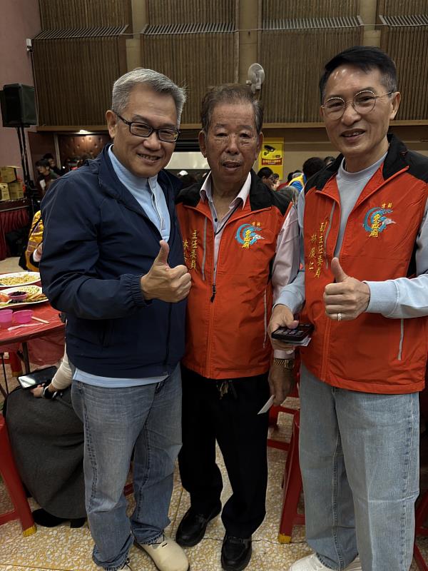 宜蘭縣救國團李林耀埜總幹事（左）與東嶽廟林添福主委（中）合照。