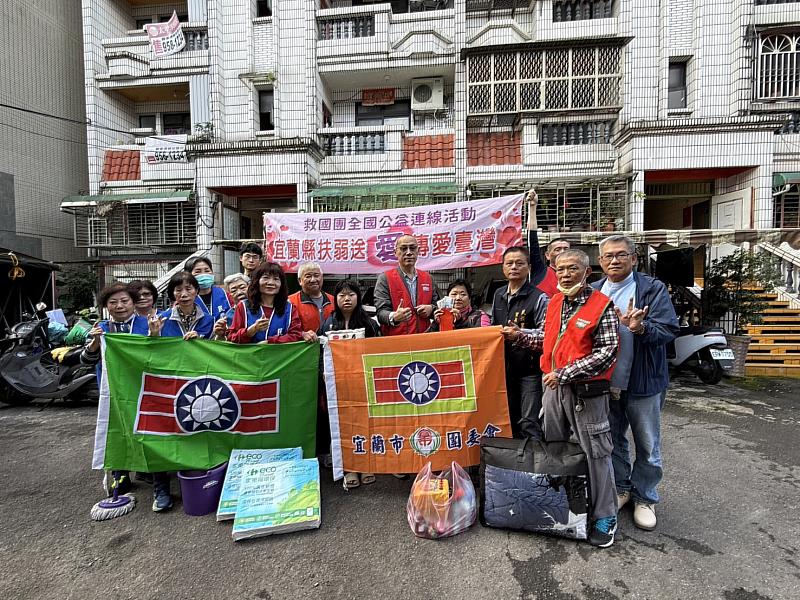 致贈關懷物資與紅包。