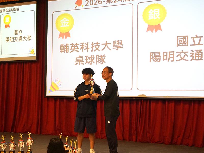 桌球項目冠軍受獎。
