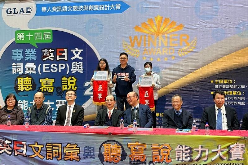 應用日語學系舒沛榆（後排右1）在老師們細心指導與同儕支持下，將緊張調整為專注，善用課堂所學規劃作答策略，於日文單詞組表現優異獲亞軍。