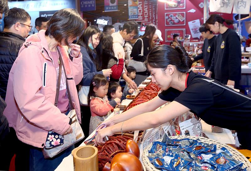 4. 2026世貿年貨大展,攤商們補貨應接不暇,民眾邊逛邊試吃,常常一口接一口停不下來。(貿協提供)