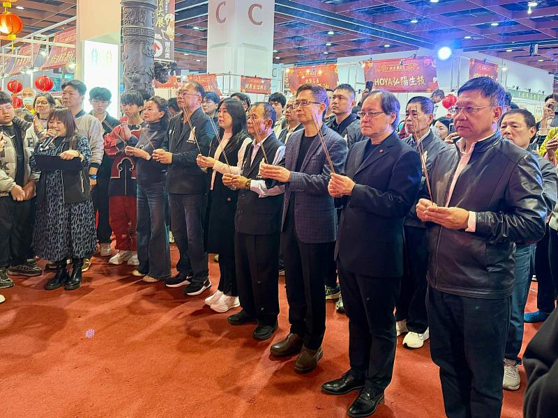 1. 2026世貿年貨大展,由外貿協會董事長黃志芳(右3)與北港朝天宮副董事長吳炳俊(右4)擔任閉幕儀式主祭,感謝媽祖庇佑世貿年貨大展圓滿閉幕。(貿協提供)