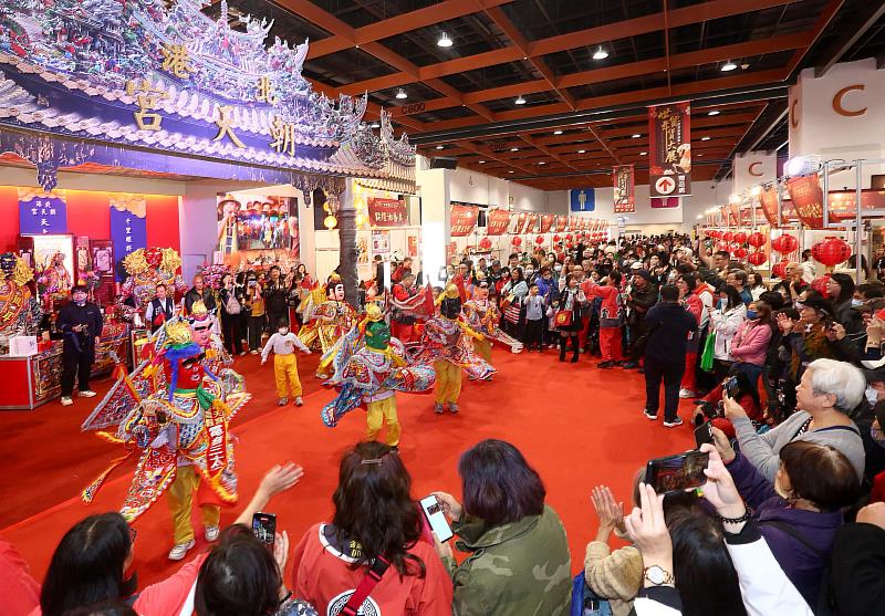 3. 2026世貿年貨大展,北港金垂髫電音三太子熱力演出,讓現場氣氛嗨翻天。(貿協提供)