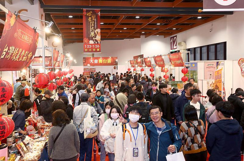 2. 2026世貿年貨大展_展會現場人潮洶湧,參展民眾把握周末攜家帶眷採買年貨。(貿協提供)