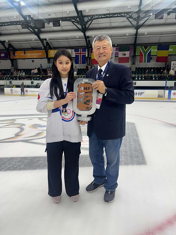 中華台北冰球協會理事長謝俊煌（右）與本屆中華隊隊長陳韋潔（左）合影，共同見證U18女子代表隊在南非開普敦奮戰奪銅的榮耀時刻。