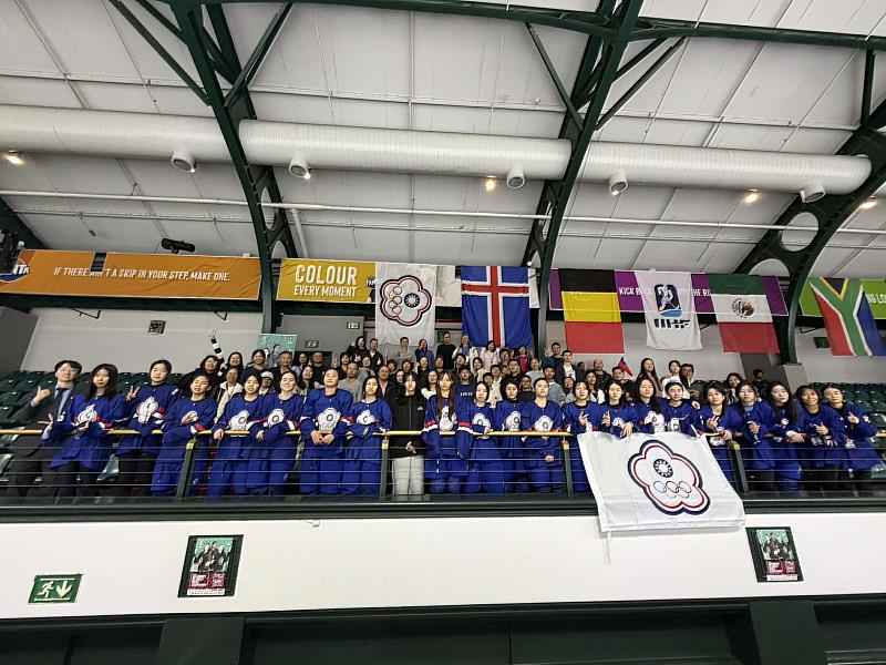 U18女子冰球代表隊全體球員與熱情的開普敦僑胞加油團合影,他們奮力地加油吶喊聲是球員在異鄉拼搏的最強後盾。