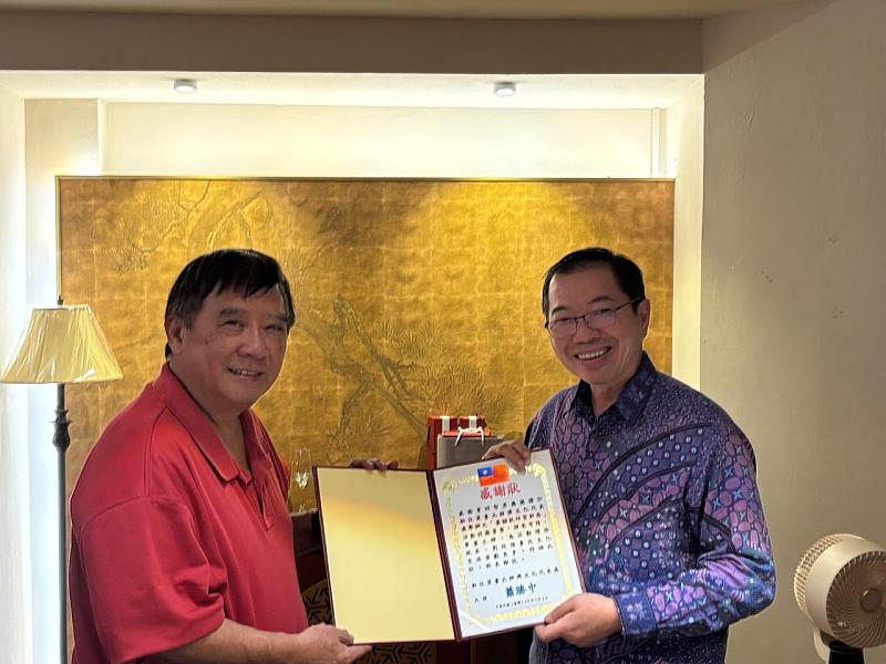 蕭勝中大使（右）致贈感謝狀予曾昭智老師（左）。