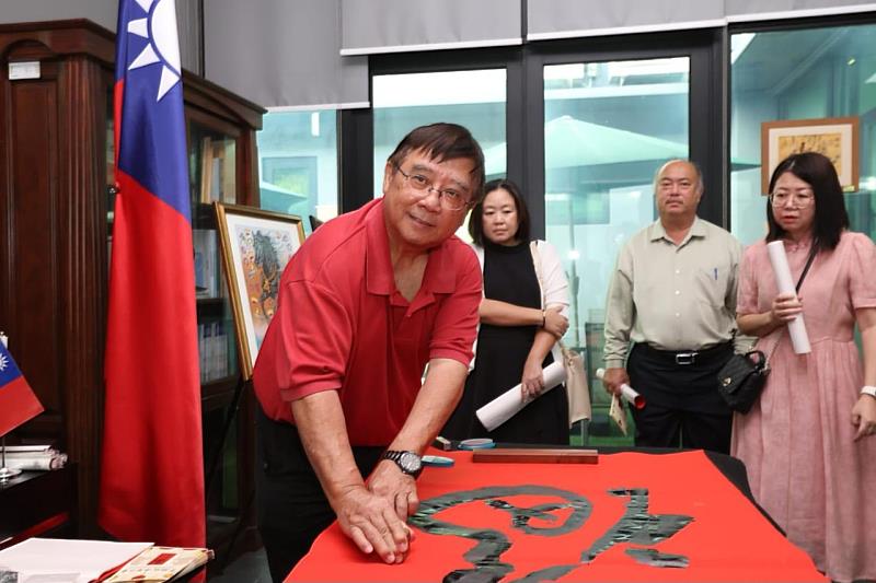 曾昭智老師（左1）現場書寫新年祝福。