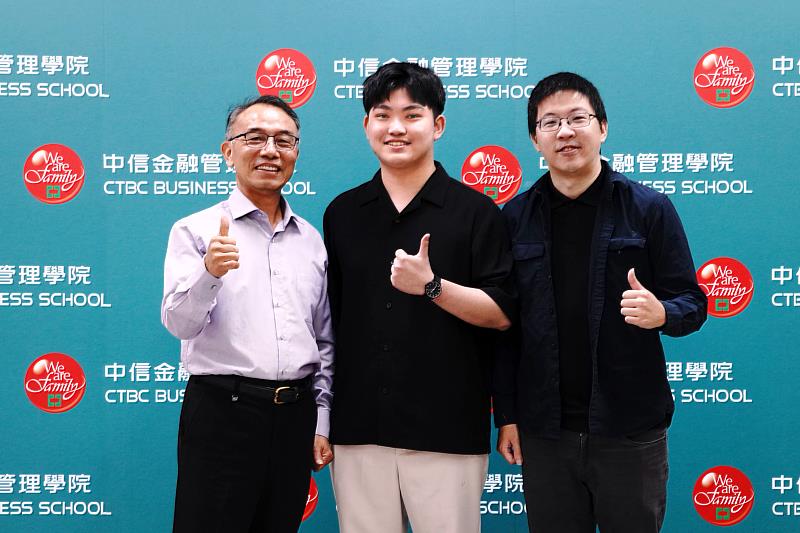 中金院財法系畢業生盧弘曆(中)以高分通過司法官特考及律師高考,一舉錄取雙榜,感謝劉邦繡主任(左)與指導老師林修睿(右)對他備考路上的指導與鼓勵。(圖/中金院提供)