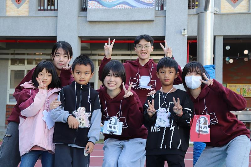 服務隊同學與孩童開心合影。