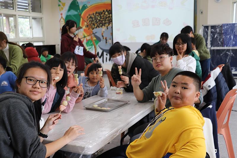 服務隊同學帶領孩子製作小點心。