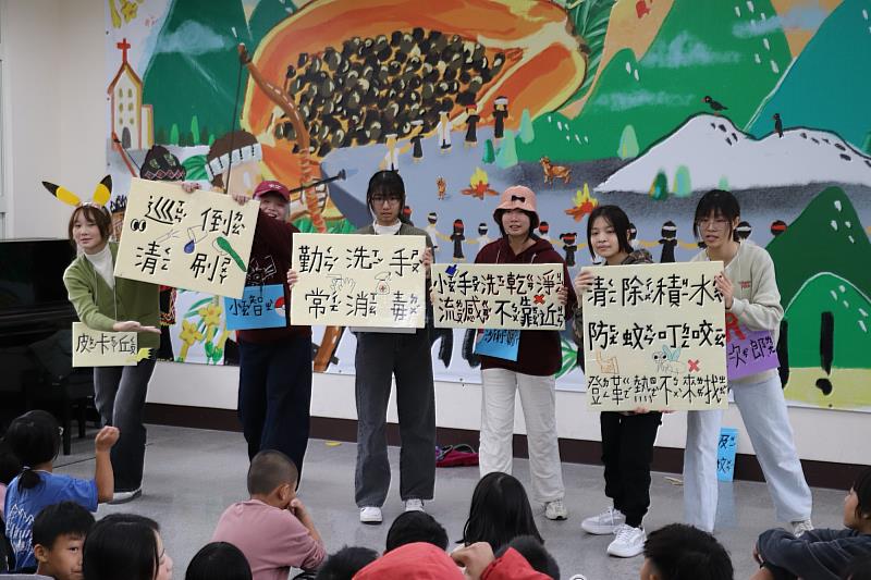 公衛服務隊同學衛教劇宣導。
