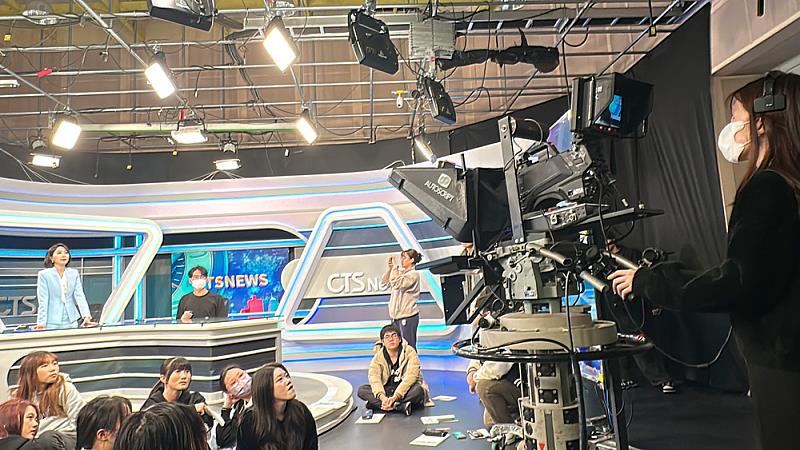 就業學程師生學習攝影棚第一線實際運作。（圖左側站立者為華視主播羅意瑾）