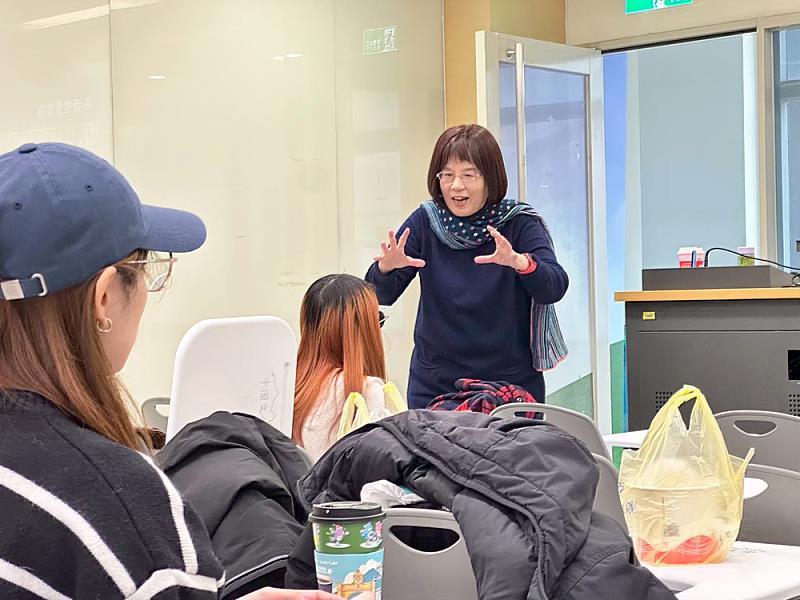 文化大傳系透過媒體與科技就業學程計畫邀請業界講師至課程中親自指導學生新聞拍攝、剪輯。（圖中為資深媒體人／世新大學助理教授陳秀鳳）