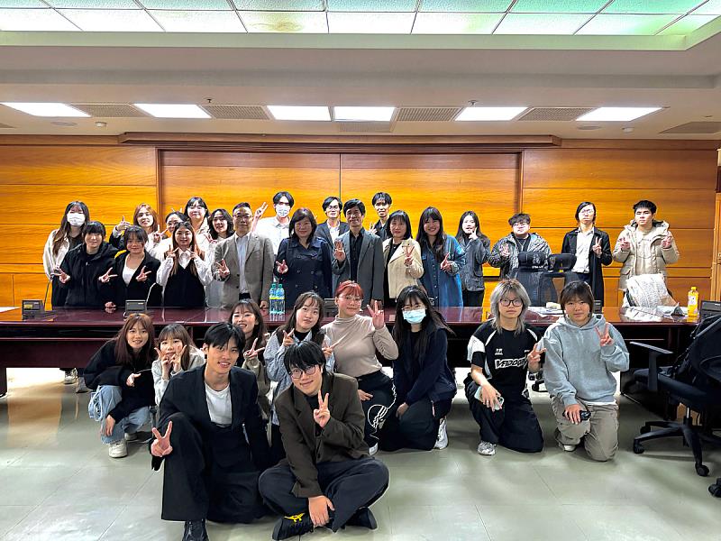 參與勞動部就業學程的文化大傳系師生至華視參訪、面試，與講師、華視主管合影。（圖由左至右為華視總經理特助張正、政治大學傳播學院特聘教授徐美苓、華視總經理劉昌德、文化大學大傳系教授／媒體與科技就業學程計畫協同主持人王毓莉）