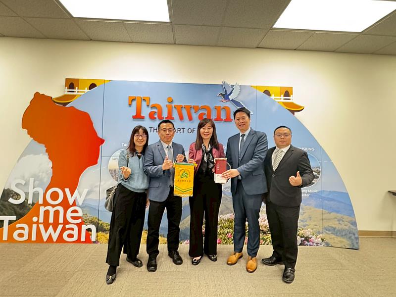 江智偉院長（左2）與師生赴僑委會金山灣區僑教中心交流留影。