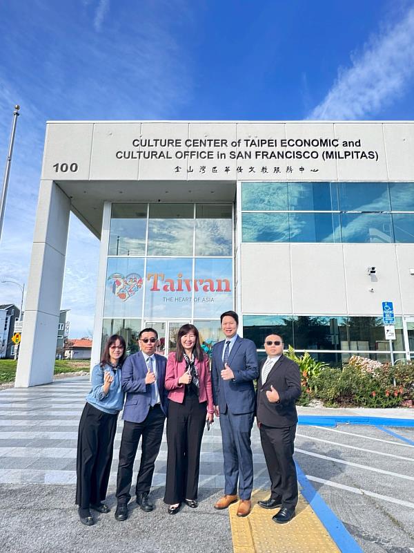 崑山科大師生於僑委會金山灣區僑教中心交流合影。