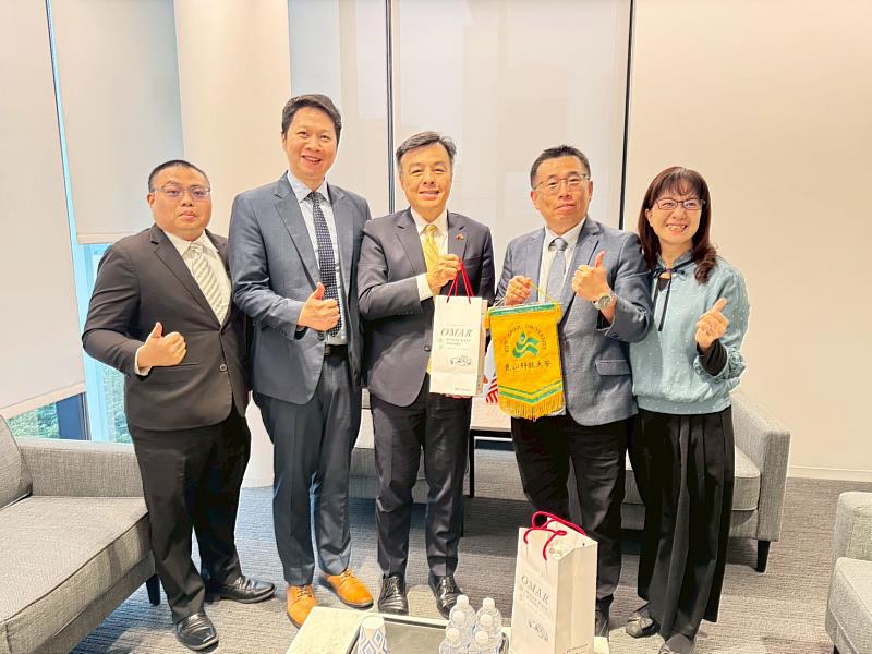 江智偉院長（右2）與師生赴台北經濟文化辦事處教育組交流合影。