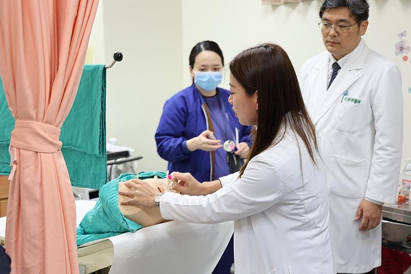 兒保醫療中心主任張雲傑(右1)介紹中心運作模式及辨識兒虐傷勢、婦產科主治醫師停寧萱(中)分享性侵害驗傷與採證流程,並實地走訪驗傷空間,促進醫療與司法在偵審兒少保護案件上的理解與合作。