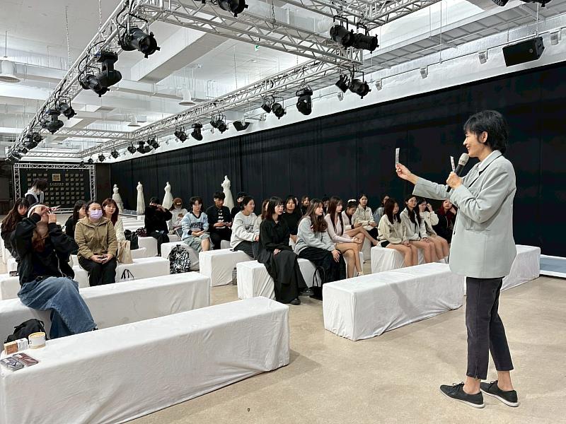 王聖芬主任在講座中與學生互動，贈送小禮品。