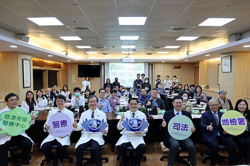花蓮地方檢察署檢察長陳佳秀(前排右1)、高等檢察署花蓮分署檢察長洪培根(前排右2)以及花蓮地方法院院長張宏節(前排右3)率領31位檢察官、法官及少年保護官等人,參訪花蓮慈濟醫院兒少保護區域醫療整合中心。