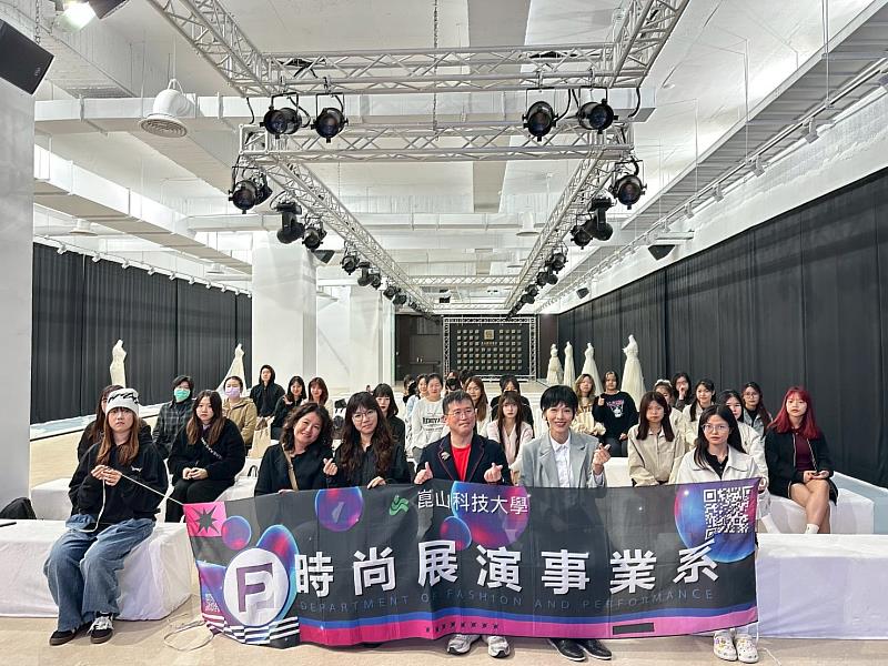 時尚系邀業界大師陳世挺分享產業實戰經驗，全體合影。