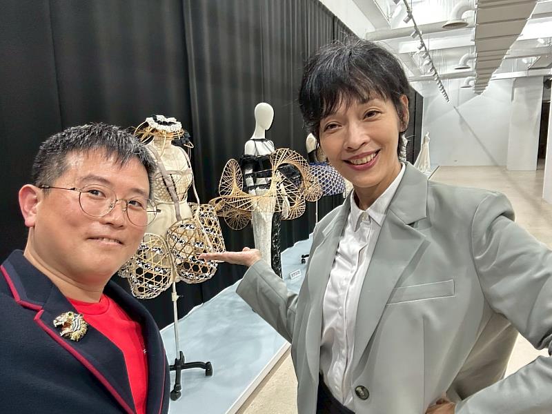 時尚系主任王聖芬（右）向陳世挺講師介紹系上學生國際獲奬作品。
