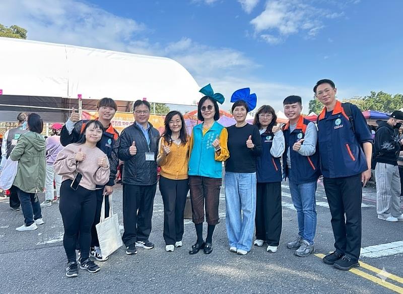 台南市立醫院社區服務課課長董龍生（左3）南臺科大青銀共創USR計畫主持人陳美珠（左4）、台南市南區蕭琇華區長（左5）、台南市南區明德里陳瑞華里長（左6）及青銀共創USR助理團隊一同合影。