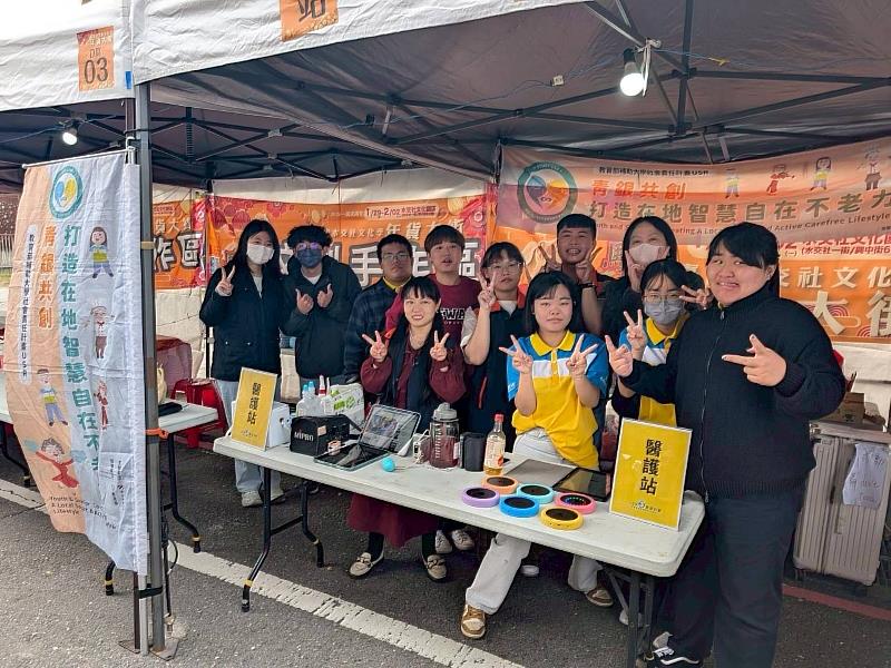 由南臺科大青銀共創USR計畫助理與師生共同於醫護站內留影，並協助長輩體驗智慧健康促進器材，提供量測說明與貼心引導，營造安心、友善的高齡體驗環境。