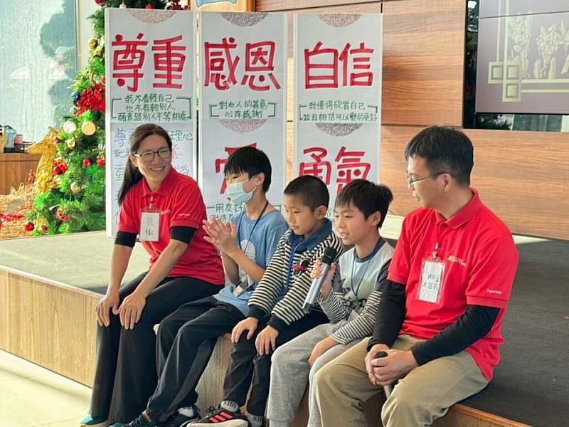 人文品格冬令營每次放學前進行感恩分享環節，鼓勵學員上台分享，建立學員自信心與反思能力。（頂新和德文教基金會提供）