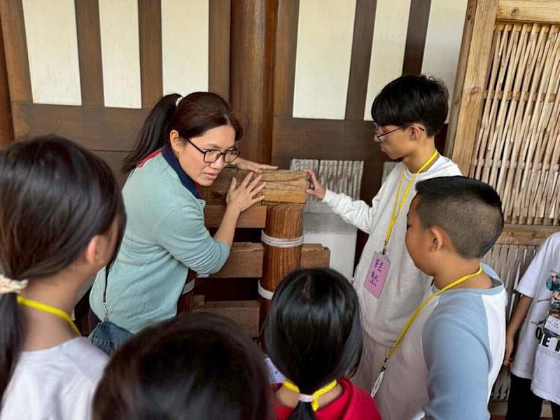 人文冬令營沉浸式情境，在人文場域成美公堂實地學習。（頂新和德文教基金會提供）