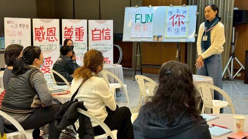 人文品格冬令營的謝佳勳老師親子教養講座。（頂新和德文教基金會提供）