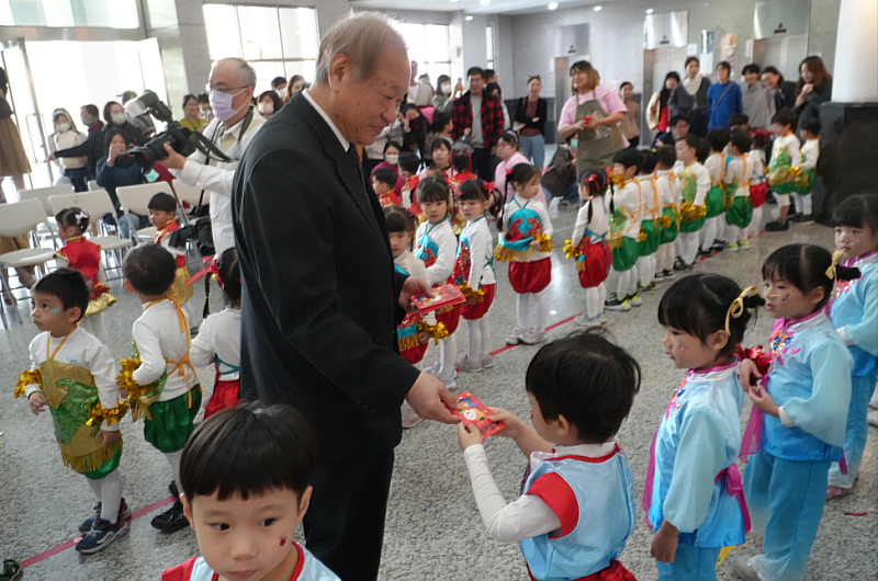 龔瑞璋校長頒發新年紅包給幼兒園小朋友。