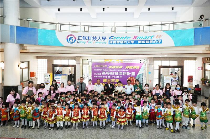 正修附幼載歌載舞賀新年 祝師長萬馬奔騰福氣滿載