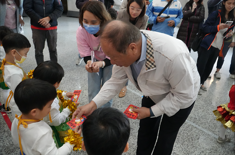 董事長李偉山頒發新年紅包給幼兒園小朋友，讓孩子們在歡笑與祝福中迎接嶄新的一年。