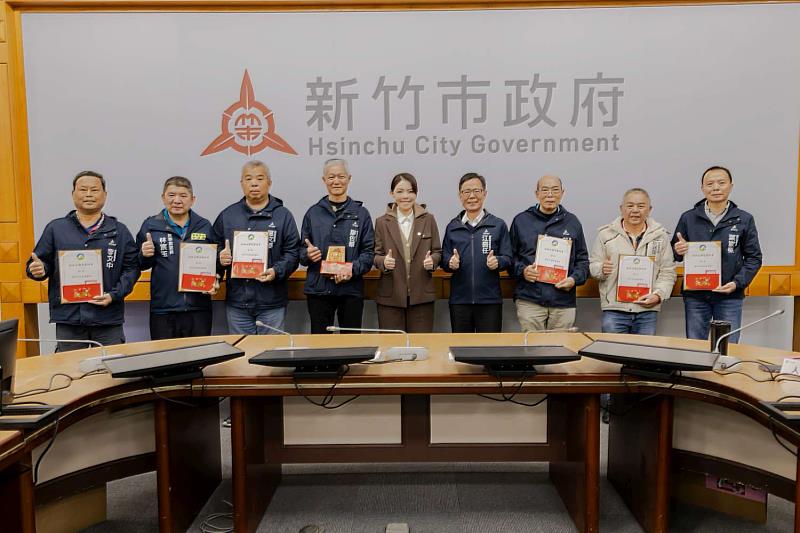 新竹市7里成功取得「低碳永續家園評等認證」，市長高虹安今（3）日親頒獎座給予肯定。