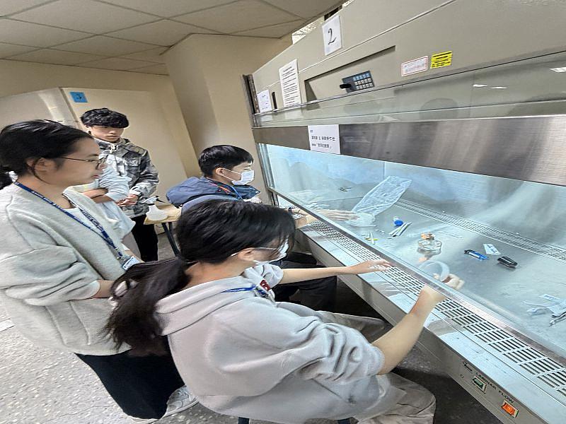 學生進入無菌操作台誘發「植物幹細胞」，體驗高端生物技術的奧妙。