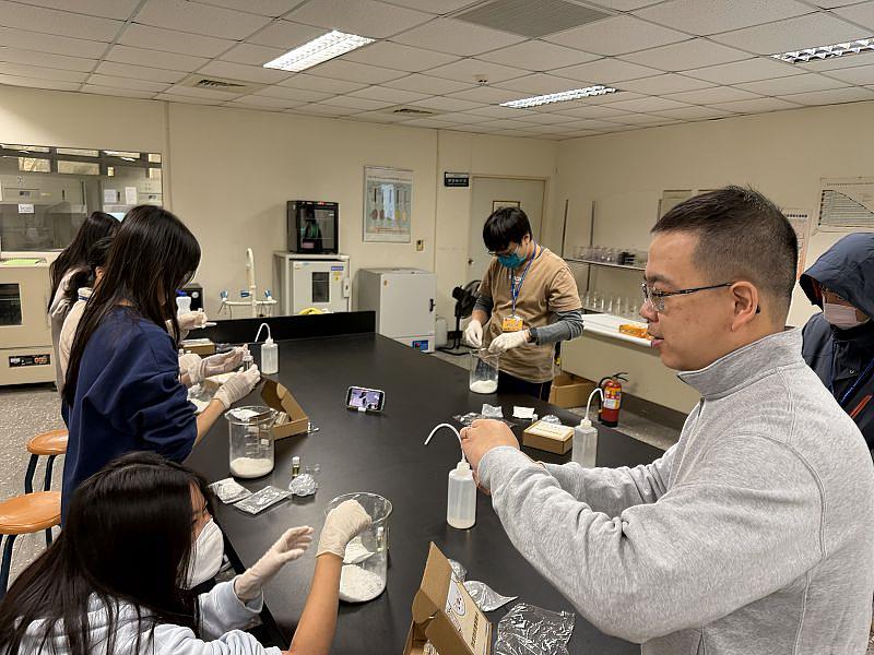 朱益成老師則帶領學員動手製作洗髮餅，在香氛中學習化學原理。