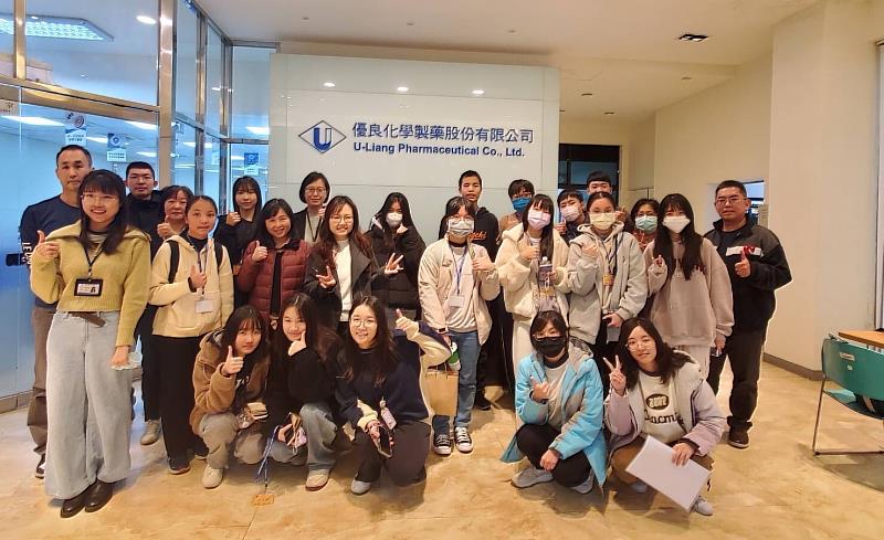 元培生技製藥營隊安排學生前往健喬集團旗下優良化學製藥廠參訪。