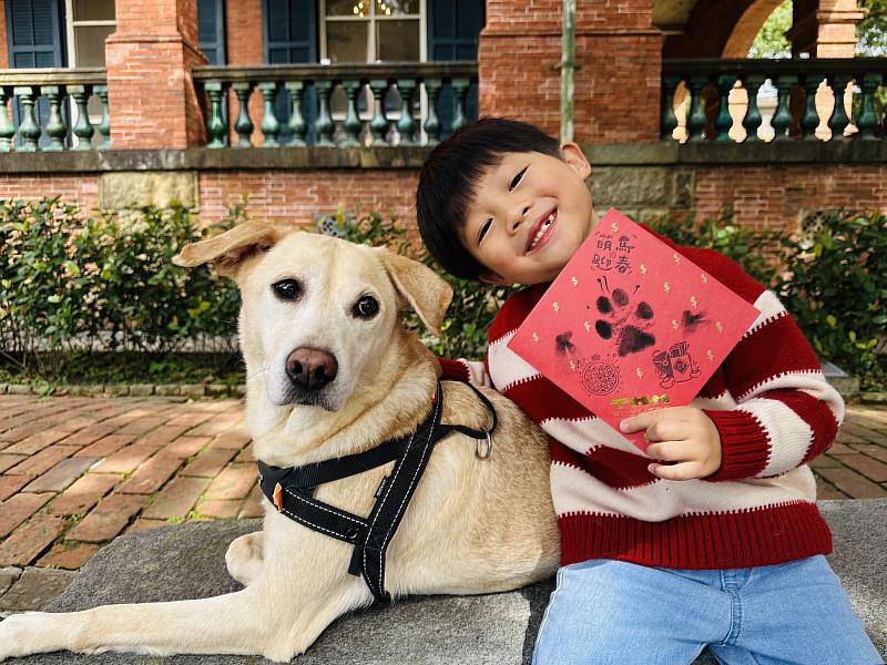 淡水古蹟博物館即日起至2月22日（日）在淡水紅毛城推出寵物「掌印斗方」DIY，歡迎有興趣的飼主把握機會前來體驗，讓寵物變成農曆春節最萌的裝飾。