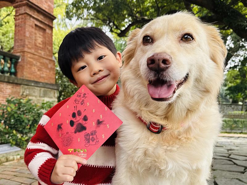 淡水古蹟博物館即日起至2月22日（日）在淡水紅毛城推出寵物「掌印斗方」DIY，歡迎有興趣的飼主把握機會前來體驗，讓寵物變成農曆春節最萌的裝飾。