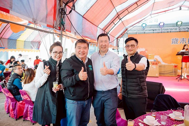 綠岩能源董事長葉孟恒（右1）出席感恩餐會，感謝在地支持嘉義漁電案。
