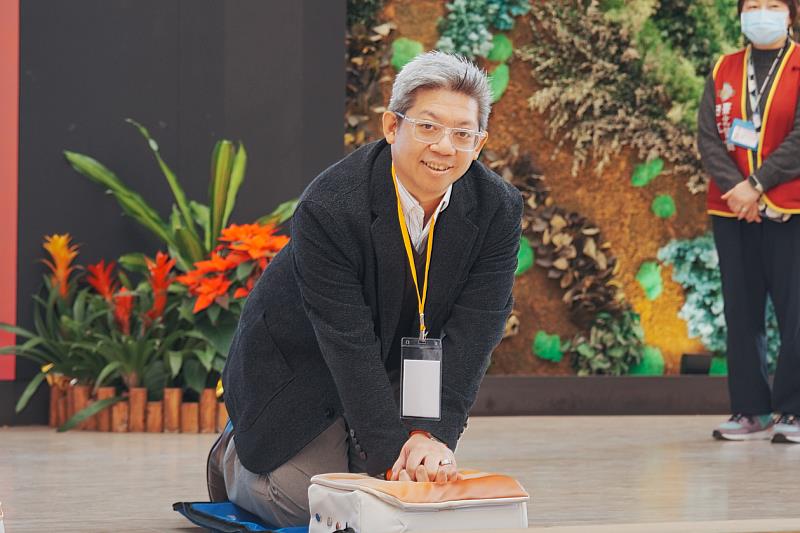 中保科技董事長林建涵於活動現場親自示範急救操作,展現企業高層對推動全民急救教育與韌性醫療的高度重視與投入。