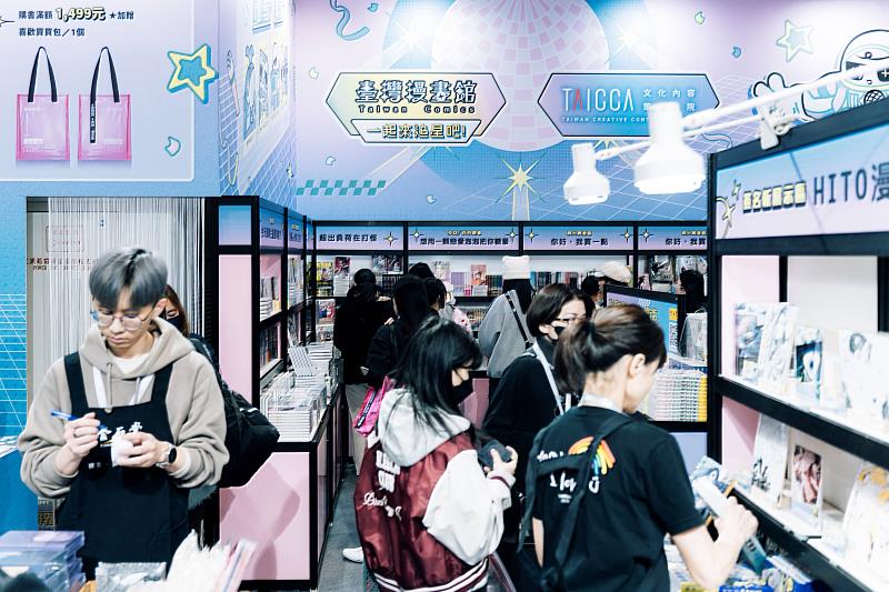 臺漫館開展首日吸引人潮搶購。