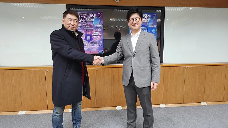 圖三：臺北市配音人員職業工會曹冀魯理事長（左）與東吳大學通識教育中心陳冠霖主任（右）合影。