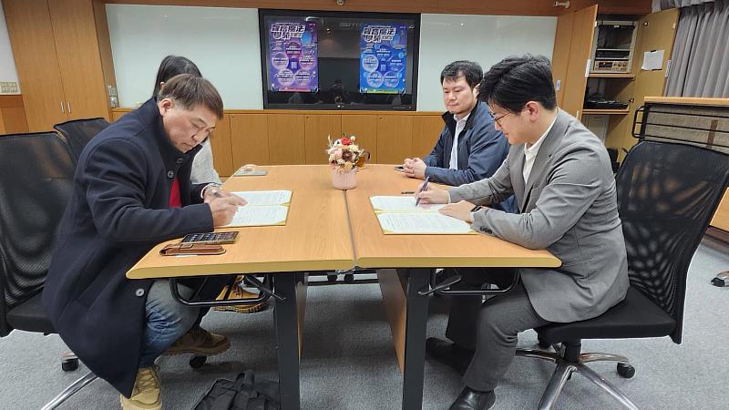 圖二:東吳大學通識教育中心陳冠霖主任與臺北市配音人員職業工會曹冀魯理事長代表簽署MOU。