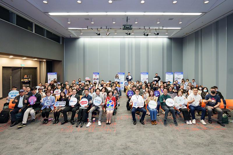 「百工百業AI服務列車-服務業智慧營運AI升級交流展示會」今(3)日於臺北盛大登場,開幕大合照展現盛況,吸引逾百位批發、零售、餐飲及物流業者參與,現場商洽氣氛熱烈。圖/中華軟體公會提供。