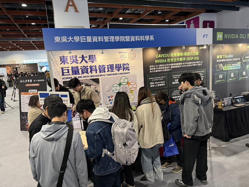 圖四、東吳攤位展示之凱比機器人吸引現場高度關注，成為民眾互動與體驗的焦點之一。